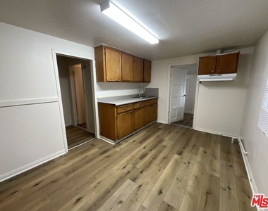 828 E 6th Street - Photo Thumbnail 4