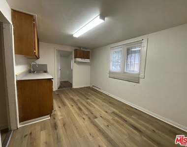 828 E 6th Street - Photo Thumbnail 5