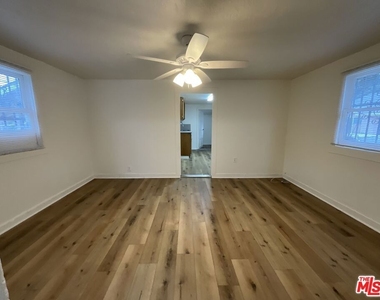 828 E 6th Street - Photo Thumbnail 2