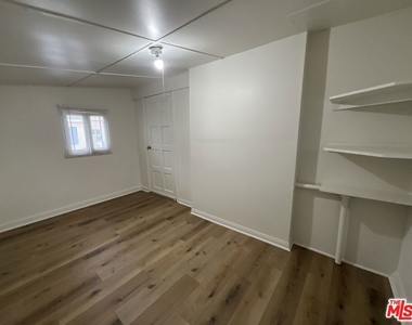 828 E 6th Street - Photo Thumbnail 7