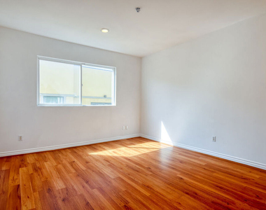 1030 S Norton Avenue - Photo Thumbnail 9