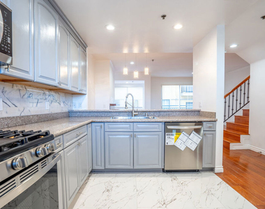 1030 S Norton Avenue - Photo Thumbnail 2