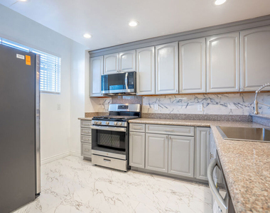 1030 S Norton Avenue - Photo Thumbnail 3