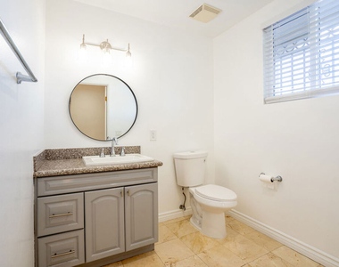 1030 S Norton Avenue - Photo Thumbnail 8