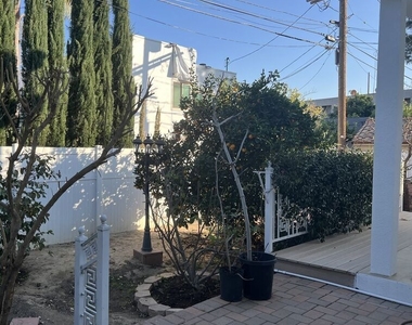 4626 Noble Avenue - Photo Thumbnail 6
