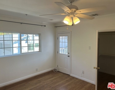 4626 Noble Avenue - Photo Thumbnail 12