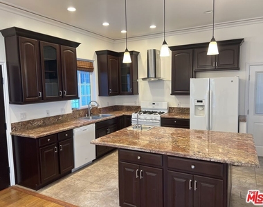 4626 Noble Avenue - Photo Thumbnail 3