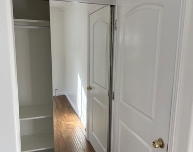 4626 Noble Avenue - Photo Thumbnail 11
