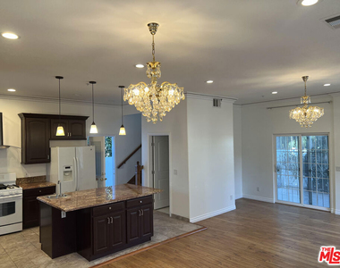 4626 Noble Avenue - Photo Thumbnail 2