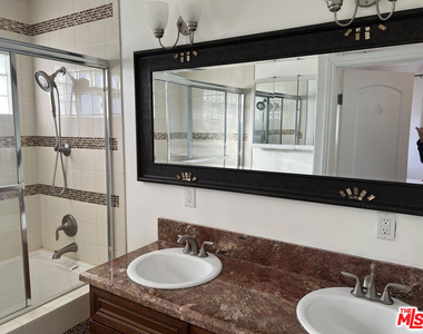 4626 Noble Avenue - Photo Thumbnail 7