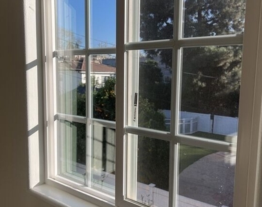 4626 Noble Avenue - Photo Thumbnail 18