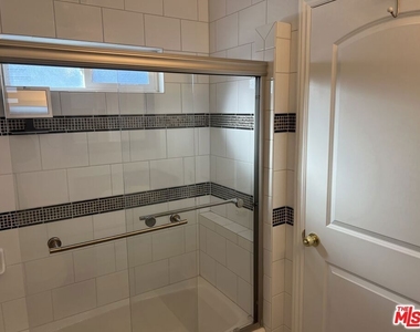 4626 Noble Avenue - Photo Thumbnail 8