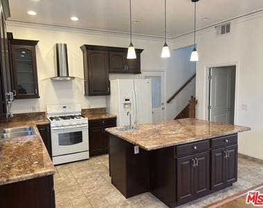 4626 Noble Avenue - Photo Thumbnail 4