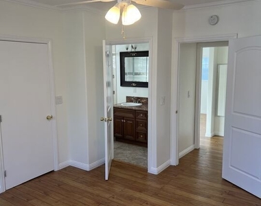4626 Noble Avenue - Photo Thumbnail 14