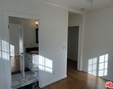 4626 Noble Avenue - Photo Thumbnail 17