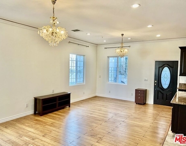 4626 Noble Avenue - Photo Thumbnail 1