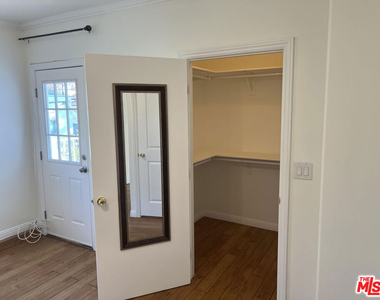 4626 Noble Avenue - Photo Thumbnail 13