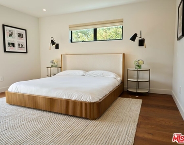 2309 Hollyridge Drive - Photo Thumbnail 11
