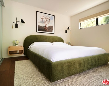 2309 Hollyridge Drive - Photo Thumbnail 12
