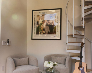 2309 Hollyridge Drive - Photo Thumbnail 16