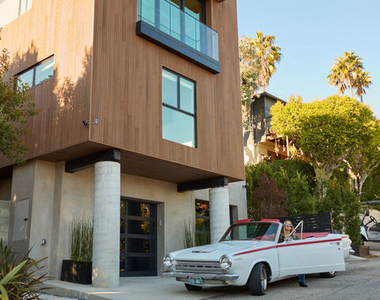 2309 Hollyridge Drive - Photo Thumbnail 19