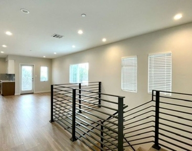 4937 W 20th Street - Photo Thumbnail 2