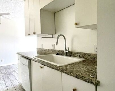 922 N Hudson Avenue - Photo Thumbnail 8