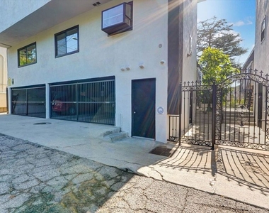 5726 Woodman Avenue - Photo Thumbnail 9