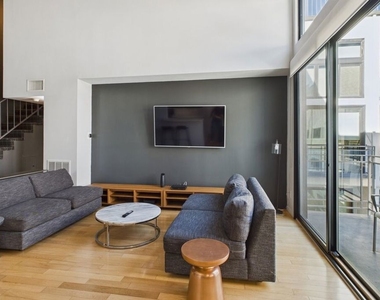 888 Hilgard Avenue - Photo Thumbnail 3