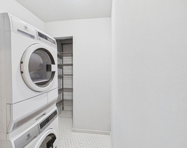 888 Hilgard Avenue - Photo Thumbnail 12
