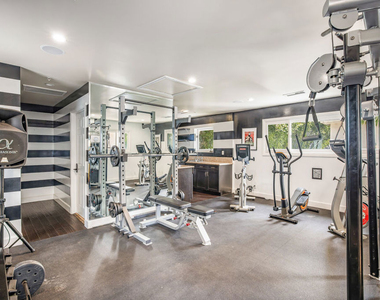 607 N Hillcrest Road - Photo Thumbnail 12