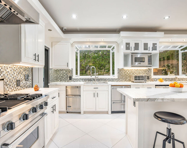 607 N Hillcrest Road - Photo Thumbnail 5