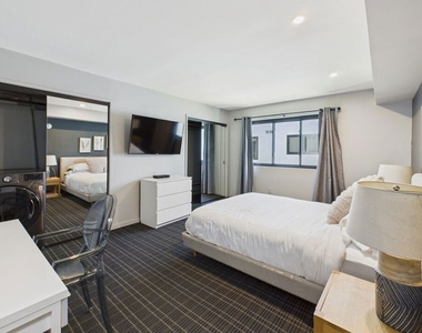 888 Hilgard Avenue - Photo Thumbnail 5