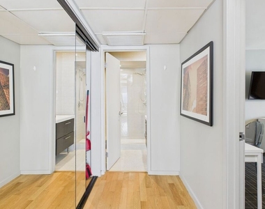 888 Hilgard Avenue - Photo Thumbnail 4