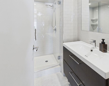 888 Hilgard Avenue - Photo Thumbnail 7