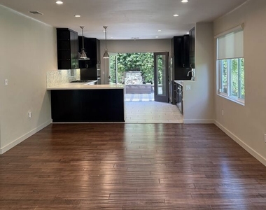 9001 Phyllis Avenue - Photo Thumbnail 2
