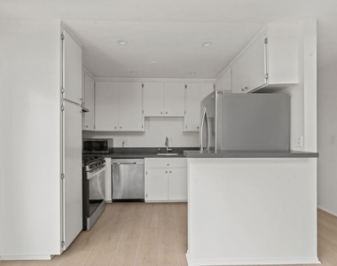 10 19th Avenue - Photo Thumbnail 8