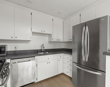 10 19th Avenue - Photo Thumbnail 9