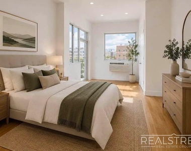 109 Winthrop St - Photo Thumbnail 4