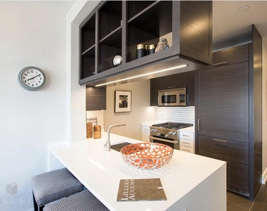 555 Tenth Avenue - Photo Thumbnail 1