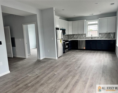 617 Lincoln Boulevard - Photo Thumbnail 3