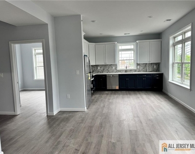 617 Lincoln Boulevard - Photo Thumbnail 2