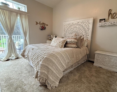 823 Hampton Place Boulevard - Photo Thumbnail 3