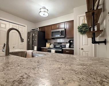 823 Hampton Place Boulevard - Photo Thumbnail 2