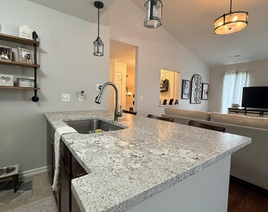 823 Hampton Place Boulevard - Photo Thumbnail 16