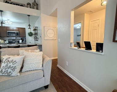 823 Hampton Place Boulevard - Photo Thumbnail 15