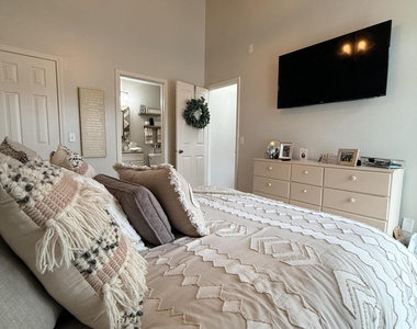823 Hampton Place Boulevard - Photo Thumbnail 23