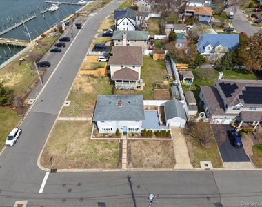 9 Cabot Rd W - Photo Thumbnail 3