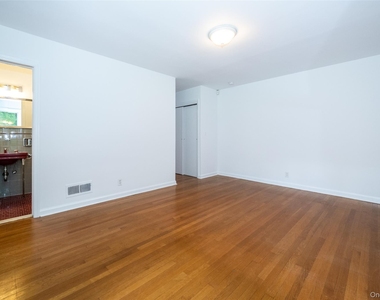 25 Crosshill Road - Photo Thumbnail 12