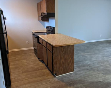 811 Applewood Lane - Photo Thumbnail 1